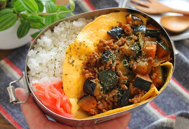 朝はスピード重視！「野菜キーマカレー」と「マヨ薄焼き卵」の2品弁当