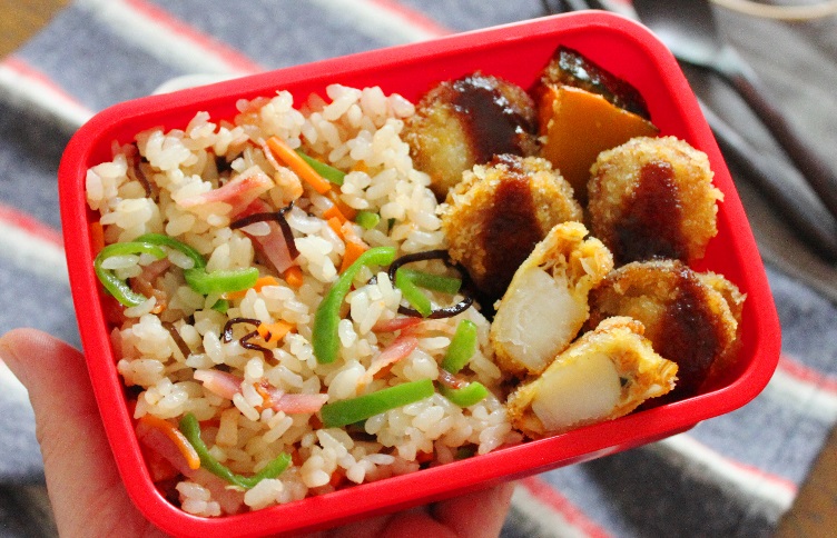 忙しい朝も簡単！「ベビーホタテのカレーフライ」と「塩昆布レンジピラフ」の2品弁当