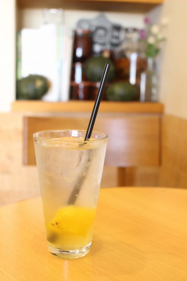 こじか食堂の「季節の酵素ジュースの炭酸割り」