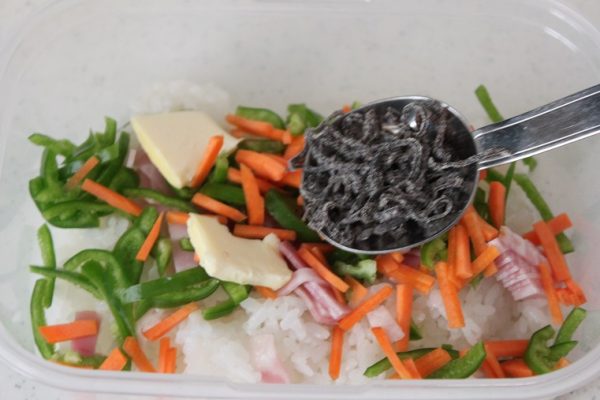 塩昆布とベーコンのレンジピラフ