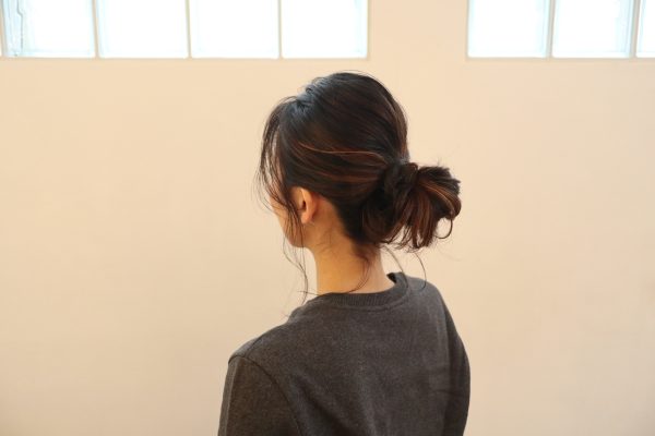 寝ぐせが爆発…そんな朝におすすめ！時短「お団子ヘア」の作り方