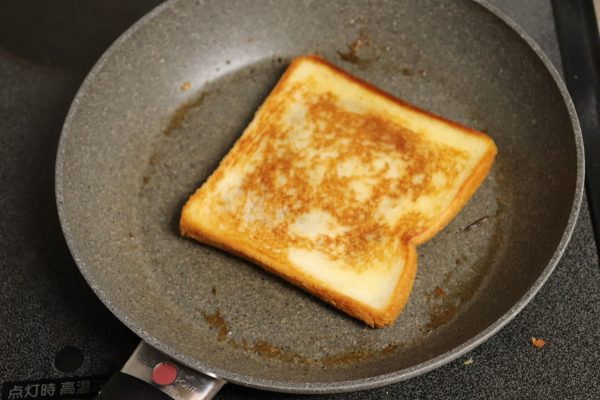 フライパンで食パンを焼く