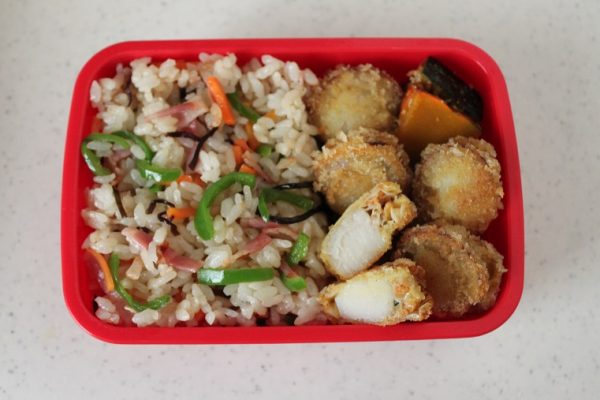 忙しい朝も簡単!「ベビーホタテのカレーフライ」と「塩昆布レンジピラフ」の2品弁当
