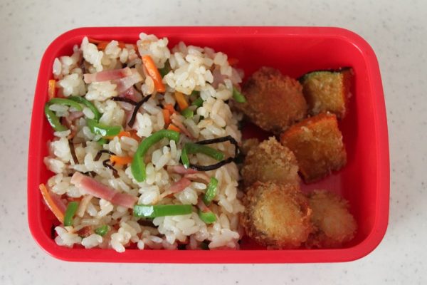 忙しい朝も簡単!「ベビーホタテのカレーフライ」と「塩昆布レンジピラフ」の2品弁当