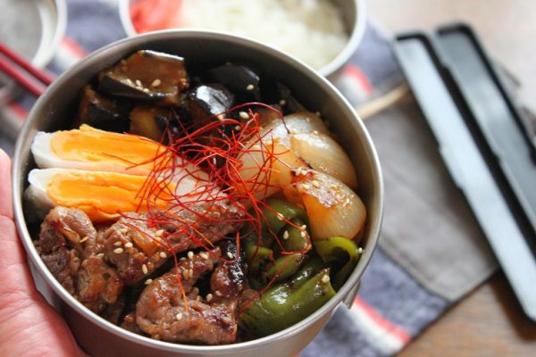 市販のたれでパパっと!「牛こまと野菜の焼き肉」と「目玉茹で卵」2品弁当
