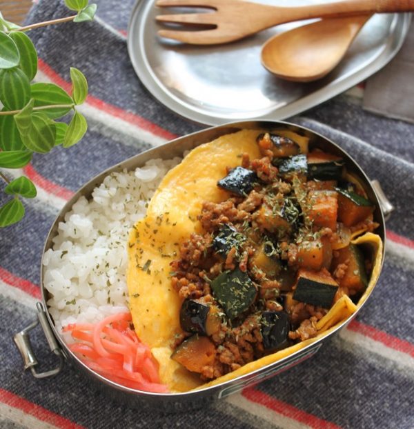 朝はスピード重視!「野菜キーマカレー」と「マヨ薄焼き卵」の2品弁当