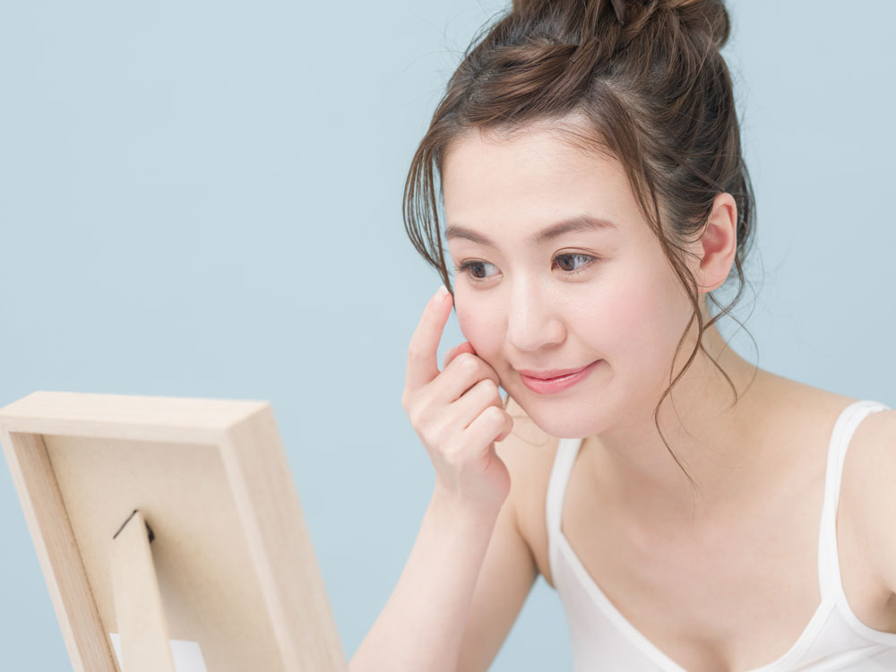 目元のシワやたるみが気になる！エステティシャンが実践「目元アイケア法」
