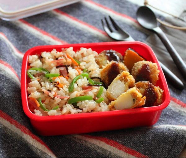 忙しい朝も簡単!「ベビーホタテのカレーフライ」と「塩昆布レンジピラフ」の2品弁当