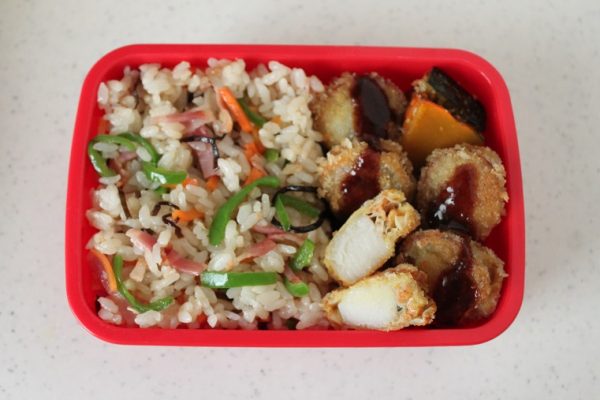 忙しい朝も簡単!「ベビーホタテのカレーフライ」と「塩昆布レンジピラフ」の2品弁当