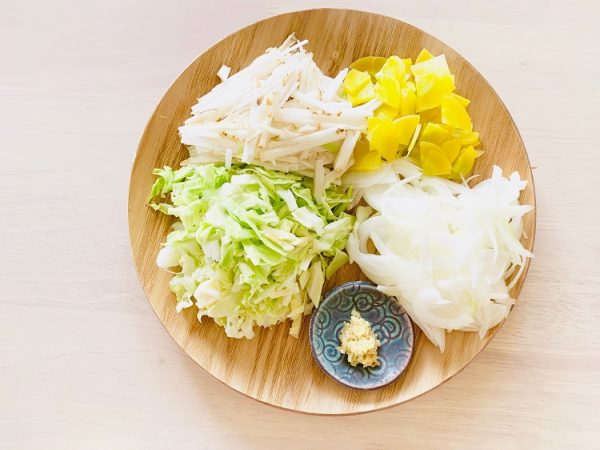 キャベツ、山芋は千切りに、玉ねぎは薄くスライス、人参は短冊切りに、生姜はすりおろしておく。