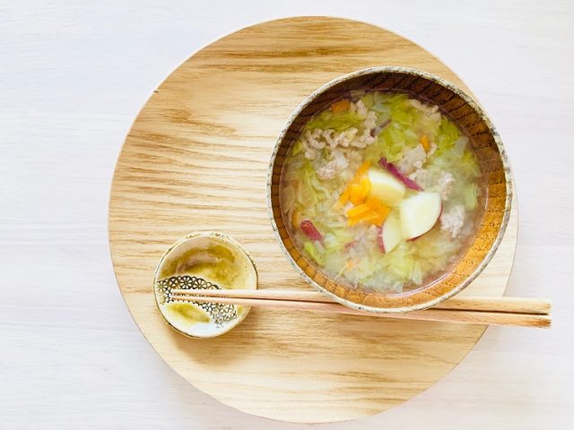 朝の一杯で疲れをケア♪お手軽「さつまいもと豚ひき肉の味噌汁」レシピ