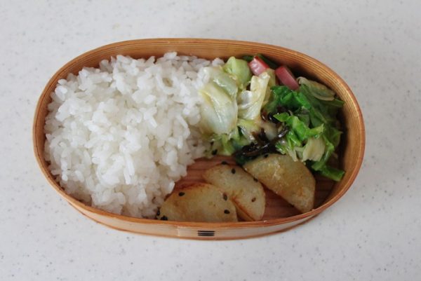 塩昆布炒めを右奥に入れて、じゃがいもを空いた部分に敷く。