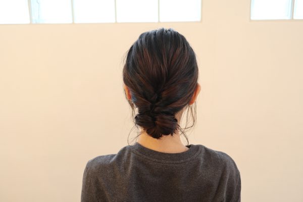 襟元すっきり♪くるりんぱで簡単「お団子風」ヘアアレンジ