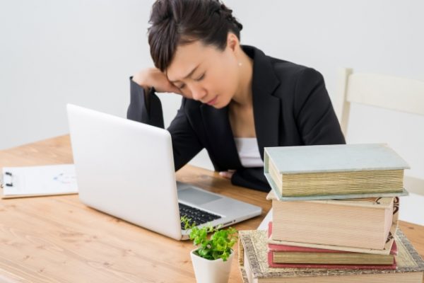 仕事中に寝そうな女性