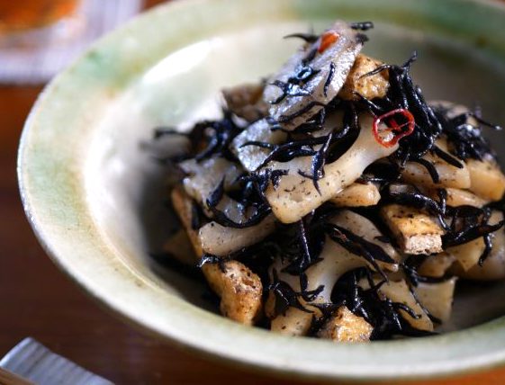煮物より時短！ご飯がどんどん進む「ひじきとれんこんの甘辛炒め」