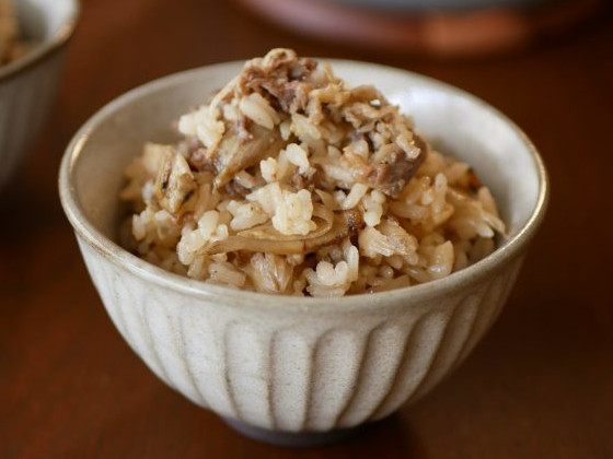 混ぜて、のせて、炊くだけ！炒めず絶品「牛ごぼうの炊き込みご飯」