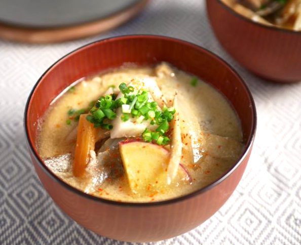 体の芯からポカポカ！具だくさんがおいしい「豆乳とん汁」