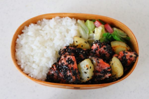 塩昆布炒めにたてかけるように奥から塩鮭とじゃがいもを詰めていく。