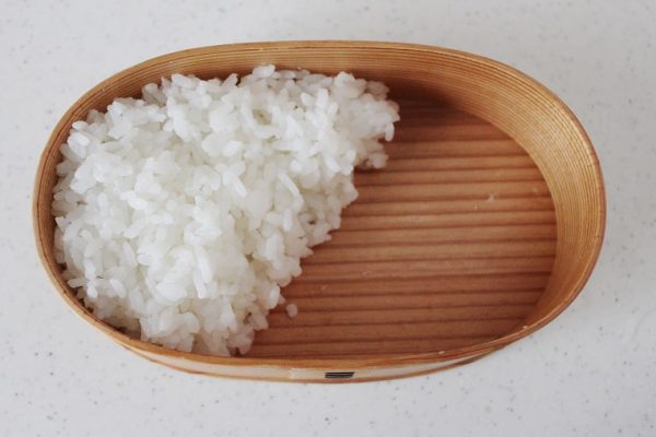ごはんを弁当箱に入れて冷ましておく。