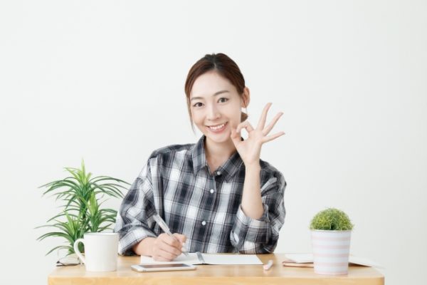 わかりました!とOKサインをする女性