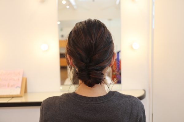 襟元すっきり♪くるりんぱで簡単「お団子風」ヘアアレンジ