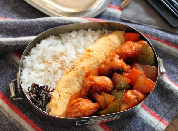 同時進行で時短!中華の定番「豚こま酢豚」「マヨオムレツ」の2品弁当