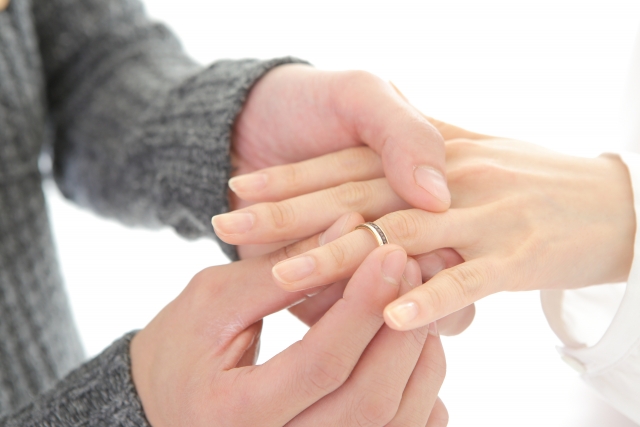 「男としてのケジメ」って何と言う？結婚にまつわる英語フレーズいろいろ