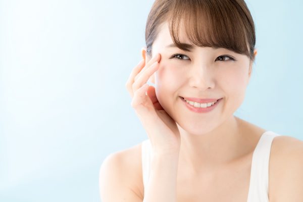 目元ケアする女性