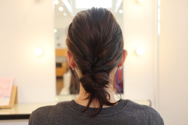 襟元すっきり♪くるりんぱで簡単「お団子風」ヘアアレンジ