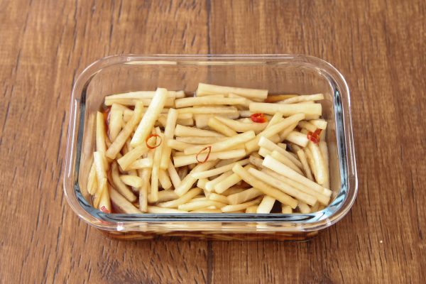 ご飯がすすむ!漬けるだけで簡単「大根のポン酢漬け」の作り置き
