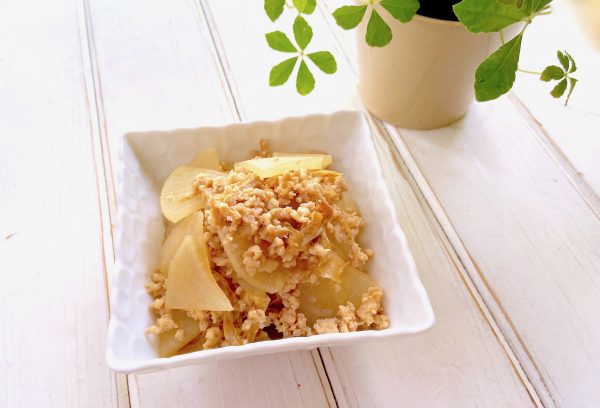 出汁いらずで楽チン!ご飯に合う「大根のそぼろ煮」の作り置き