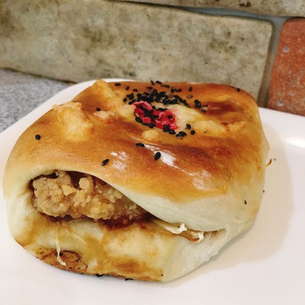【茅場町】迫力満点“総菜パン”のオンパレード!焼きたてパンの店「ベニヤ」