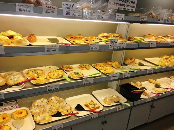 【茅場町】迫力満点の総菜パンがいっぱい!焼きたてパンの店「ベニヤ」