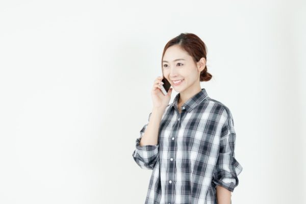 電話で話す女性
