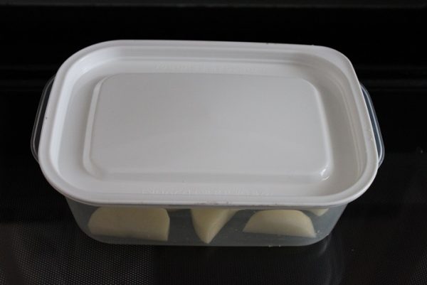 じゃがいもに軽く火を通しておく。蓋をして、電子レンジで1分半加熱
