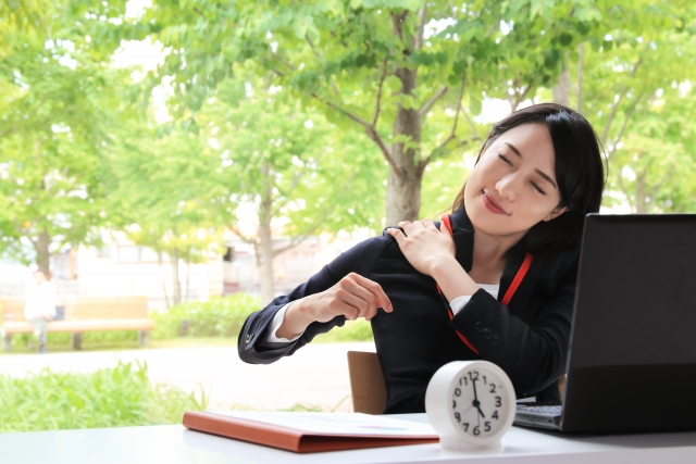 残業続きで寝る時間が遅い…忙しい年末に疲れをためないコツ2つ