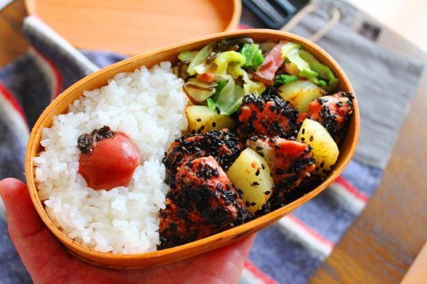 相性抜群!「鮭とじゃがいものごまマヨ焼き」と「キャベツの塩昆布バター」の2品弁当