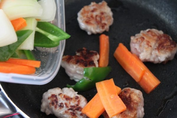豚肉と野菜を炒める