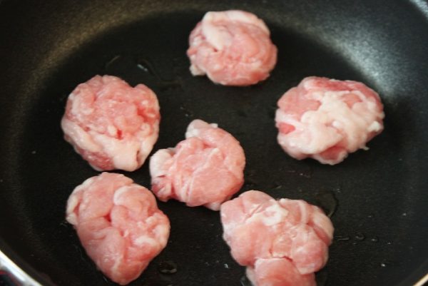 豚肉を焼く