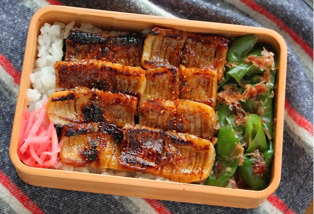 肉も魚もない朝に！「ちくわのかば焼き丼」「ピーマンおかか」の2品弁当