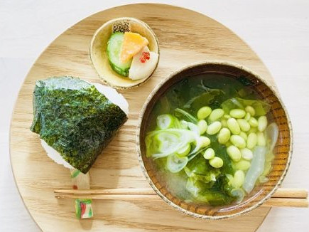 温活しながらむくみケア♪お手軽「白菜とわかめの生姜味噌汁」レシピ