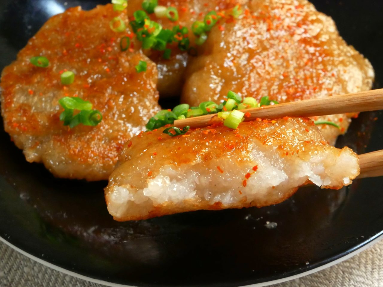 おろして焼けば簡単モッチモチ！冷凍作り置きもOK「れんこん餅」