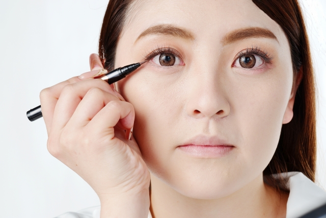 目が大きく優しく見える！「下まぶた」メイク3つのポイント