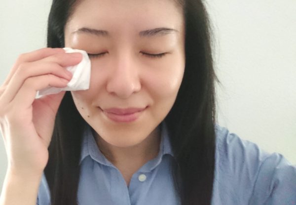 目元をティッシュオフする女性