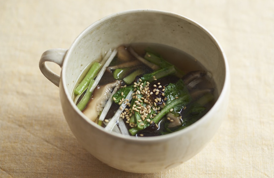 腸活＋温活に◎心と体をととのえる優等生ベジ「小松菜の中華スープ」