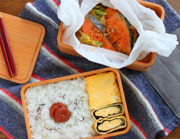 レンジで楽チン！「鮭のちゃんちゃん焼き風」「のり巻き卵」2品弁当