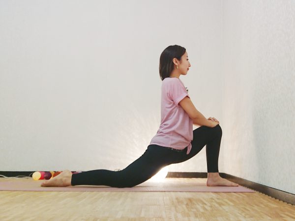 美脚効果あり!太ももの前側を伸ばすヨガ「大腿四頭筋ストレッチ」