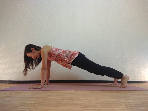 体幹を鍛えて美BODYに!腹筋を引き締める「プランクポーズ」アレンジ