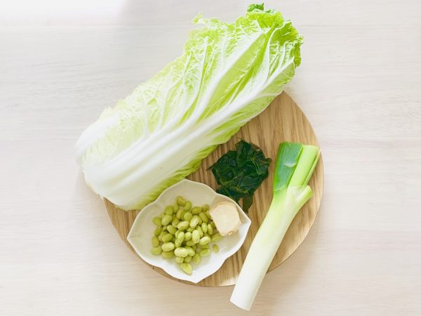「白菜、わかめと枝豆の生姜入り味噌汁」の材料