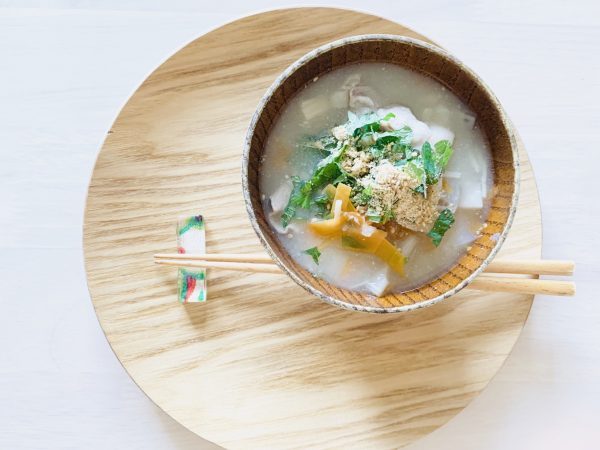 体の中からうるツヤ♪乾燥肌を改善する「根菜と豚肉の白ごま味噌汁」